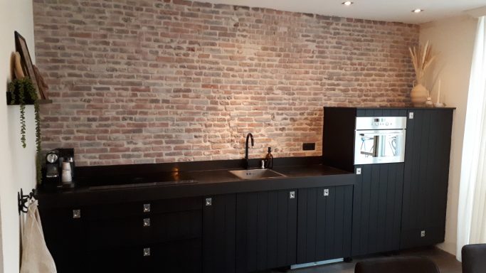 Steenstrip achterwand keuken plaatsen